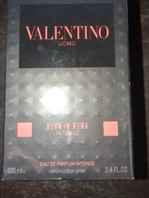 Valentino Uomo Born In Roma Intense - Upptäck Valentino Uomo Born In Roma Intense – Eau de Parfum Intense i 100 ml. Tillverkad i Frankrike. Ingredienser: alkohol, parfym, vatten, limonene, coumarin, linalool, citronellol, citral, geraniol m.fl. En modern doft i snygg förpackning.