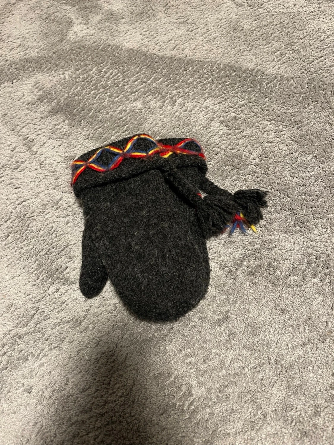 Mörgråa ullvantar med broderad kant