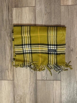 Burberry halsduk - Tja säljer nu denna as feta halsduk från burberry. Skick 9,5/10. Vid minsta lilla fundering är det bara att höra av sig.