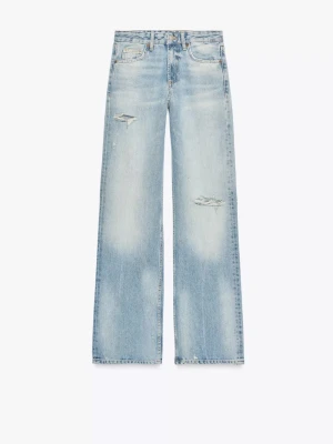 Ljusblå wide jeans med slitningar - Säljer ett par ljusblå jeans från zara med breda ben och coola slitningar på framsidan.  Använd 1-3 gånger. Inga defekter. Säljs till ett bra pris😊. Passar 38-40.