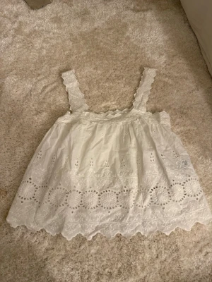 Blus linne - Vit blus linne st Xs från Only, litet hål vid ena armen men ingen man ser när man har den på sig 