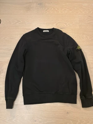 Svart sweatshirt från Stone Island - Svart sweatshirt från Stone Island i storlek L. Riktigt fin tröja som är i bra skick. Köpt för 2600 kr nypris på cenino. 