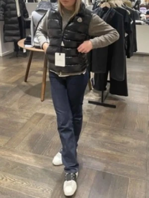 Svart dunväst från Moncler - Säljer en så himla fin man lever som jag gillar så mycket men tyvärr har det blivit för lite och den är väldigt bra skick