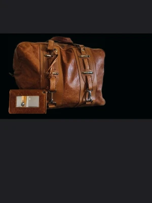 Balenciaga Neo Carole City Toppskick+diy-fix - Balenciaga Neo Cagole City (Trunk) Ikonisk väska i superfint läder! Bekräftat äkta via Tradera + mitt personnr. ​Skick: Mycket bra skick & ren invändigt. Spegel & remmar finns. Axelrem & dustbag saknas. Notera: Dubbel dragkedja där en ”kläpp” saknas (se bild). Påverkar ej funktionen då den stängs perfekt med den andra dragaren. ​Modell: Neo Cagole City ​Serienummer: 159702 213048 ​Passa på att fynda en äkta klassiker till kanonpris!