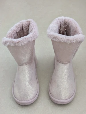 Glittriga rosa boots från H&M - HELT OANVÄNDA BOOTS. Säljer ett par ljusrosa boots från H&M med glittrig yta och fluffigt foder. De har rund tå och platt sula, perfekta för kalla dagar. Bootsens insida är täckt av mjuk pälsimitation som gör dem extra mysiga. Bootsen är helt oanvända. Nytt skick utan prislapp kvar på bootsen och utan orginal förpackning till bootsen 