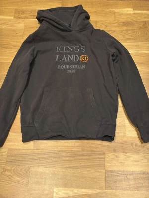 Kingsland Hoodie  - Kingsland hoodie i storlek XS, välanvänd men inga tydliga tecken på slitage, ex. trådar som lossnat eller fläckar.