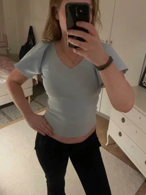 Blå topp, S  - Super söt blå topp från vero Moda! Säljer då den inte kommer till användning! Har sytt igen ett litet håll (se de två sista bilderna) men det är absolut inget som syns på utsidan! Hör gärna av dig vid frågor och köp med Instabox för snabbast leverans ❤️‍🩹😊