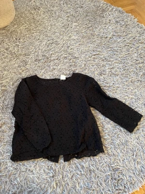 Svart blus  - Superfin svart blus med mönster från Vera Moda i storlek S