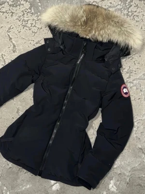 Svart dunjacka från Canada Goose - Säljer min Canda Goose jacka då den inte passade så bra på mig. Jättefin och varm. Perfekt för kalla dagar och riktigt snygg till vinterlooken. Skriv för mer bilder och priser kan absolut diskuteras ❤️❤️