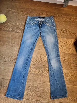 bootcut jeans - Säljer dessa as snygga Bootcut jeansen. Köpta via Sellpy! De har lite slitage mellan benen men är något som är lätt att sy ihop! De har måtten 35 i midjan och 80 i innerben! Pris kan diskuteras vid snabbt köp! Bara höra av sig vid frågor! 🩷❗️OBS tyck ej på köp nu! Kontakta vid intresse av köp! ❗️