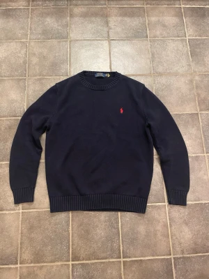 Ralph louren stickad tröja  - Super snygg stickad tröja ifrån Ralph louren | Den är i super bra skick förutom storleken( ursprung är L nu mera som S) mått finns | Hör av er vid funderingar 🤗