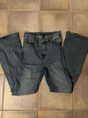 Blå bootcut jeans från Bubbleroom - Hej! 👋 Jag säljer ett par klassiska blå bootcut jeans från Bubbleroom i storlek 40!📏 Jeansen har hög midja, fem fickor och en snygg utsvängd passform👖Tillverkade i mjukt denimtyg som ger en avslappnad vibe🙌 Meddela gärna vid frågor💗
