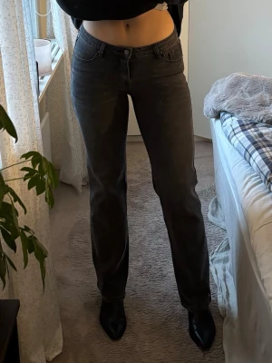 Jeans raka (tall) - Svarta raka jeans från Madlady i storlek 38/extra tall Innerbenslängd: 89 cm. Sparsamt använda och i mycket bra skick. Midjemått omkrets: 84 cm. Orginalpris 700.