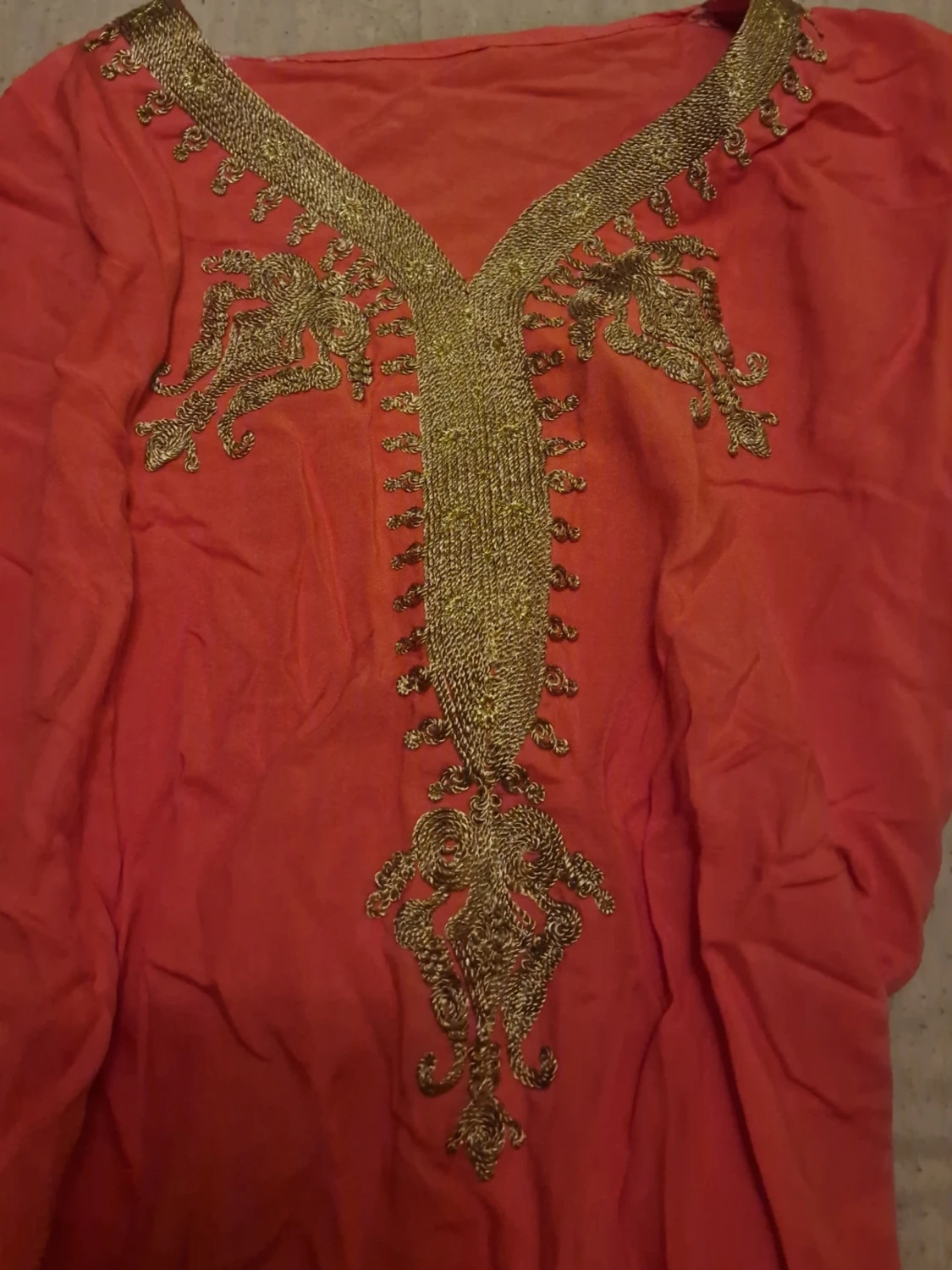 Korallfärgad långklänning med guldmönster - 1