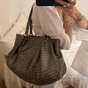 Stor flätad väska - As snygg och stor flätad väska! Perfekta till skolan🩷🩷🩷🩷