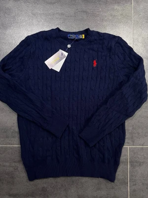 Ralph Lauren polo mörkblå stick tröja - Ralph Lauren polo mörkblå stick tröja, är i perfekt skick, storlek M, tags ingår