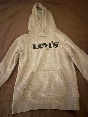 Grå levi’s hoodie - Grå levi’s hoodie med luva och ficka
