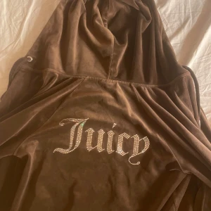 Brun juicy kofta  - Bruk juicy kofta som tillhör byxorna som också säljs, kan sälja hela settet tillsammans för 1250kr och tröjan säljs privat för 500kr, också väldigt väl använd och ser ny ut. Perfekt att styla med jeans och juicy byxor. Säljer för den kommer inte till användning längre💕 orginalpris: 1200kr