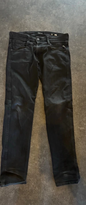 Replay jeans - Tja säljer ett par svarta replay jeans i strl W29 L30, de är i bra skick. Skriv ifall du undrar nåt!👍
