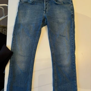 Dondup Jeans  - Säljer ett par DONDUP GEORGE JEANS  -Strl: 35 sitter  -Cond: 7,5/10 väldigt bra skick förutom den lilla fläcken på bild 5 -OG: inget 