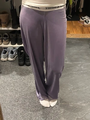 Juicy byxor  - Jättefina lila juicy byxor, aldrig använda. Basic mjukis, så sköna o de är i bra skick. Säljer eftersom jag inte får användning för dem. Skriv för fler bilder 💕