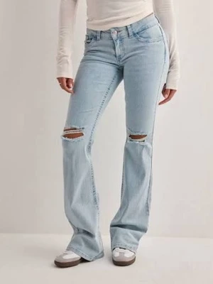 Ljusblå bootcut jeans från Nelly - Säljer ett par ljusblå jeans från Nelly med bootcut passform och slitna hål på knäna. De är i bra skick men har en pytteliten slitning vid hälen men det syns knappt.  Midjemåttet är 36 cm och de är hyfsat långa på mig som är 168 Nypris -699 💕
