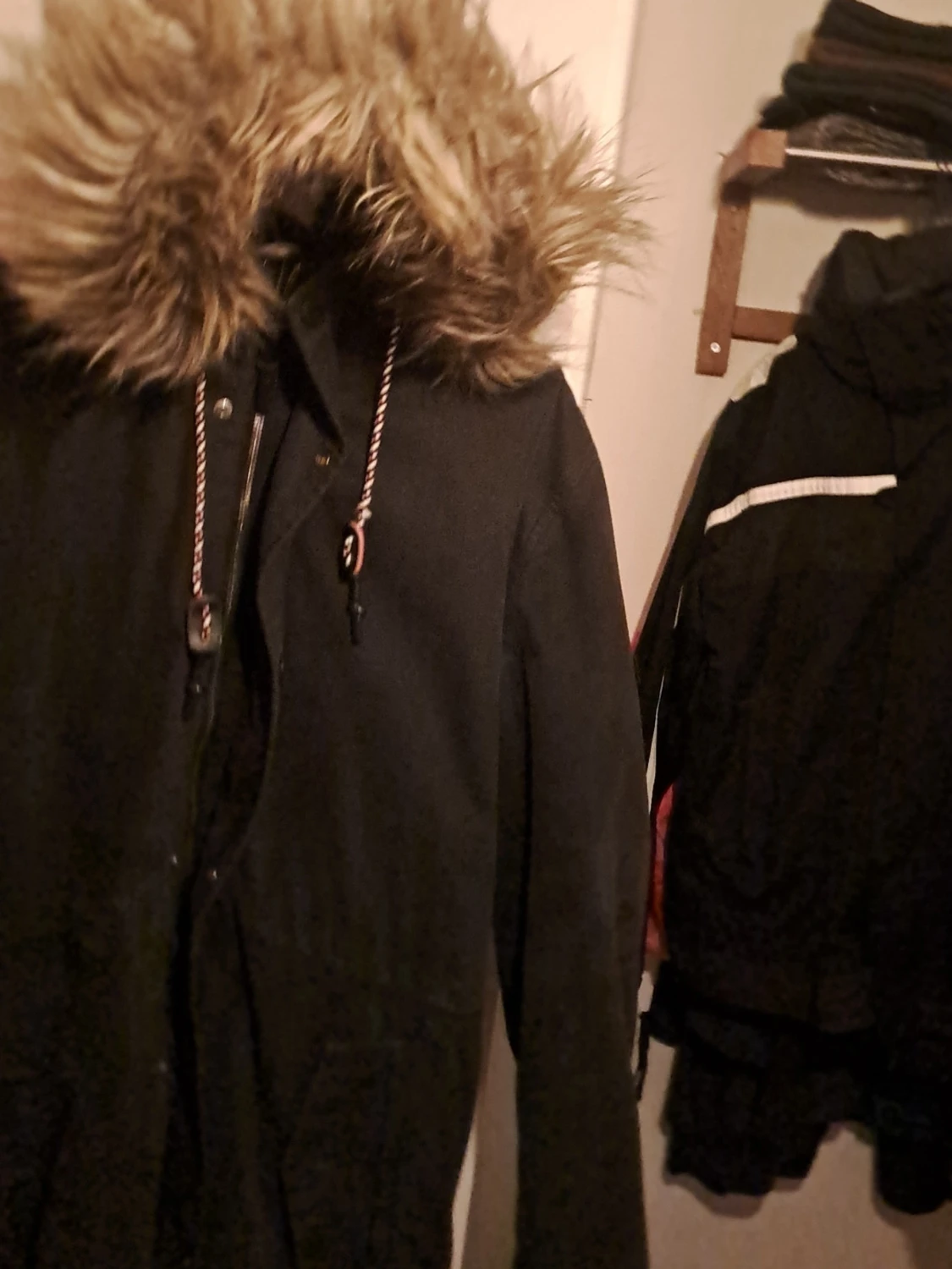 Svart parkajacka från Tommy Jeans - 1