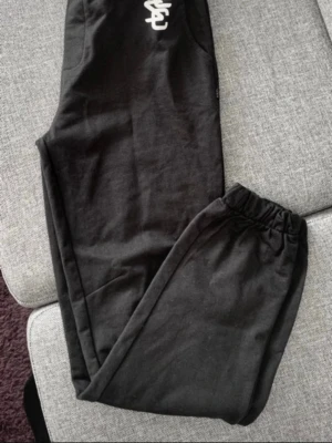 Mjukisbyxor barn - Aldrig använda, bara provade och tvättade en gång. Storlek 152/164. Färgen på bilden är lite missvisande, de är helt svarta. 