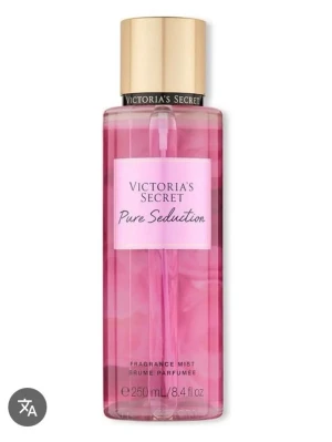 Pure Seduction Fragrance Mist - Fräsch och ungdomlig body mist från Victoria's Secret. Pure Seduction kommer i en snygg rosa flaska och rymmer 250 ml. Perfekt för dig som vill ha en lätt och uppfriskande doft att använda varje dag.