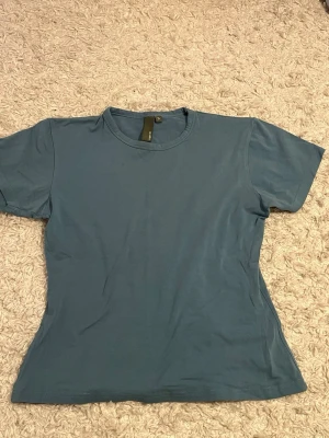 Blå t-shirt från Lager 157 - Säljer en enkel blå t-shirt från Lager 157 i storlek S. T-shiten har ett jätte skönt stretchigt tyg! 