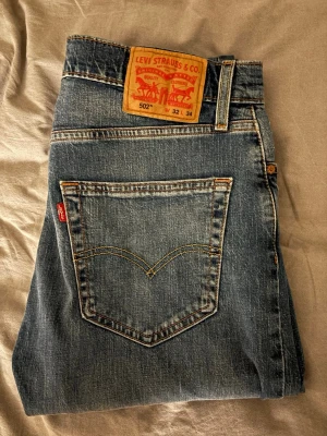 Levis 502 taper fit - Ett par ljusblå Levis 502 taper fit i storlek 32W och 34L De är normala i passformen och sitter bra, har endast varit använda 1 gång. Pris kan diskuteras vid en snabb affär👍