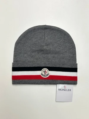 Moncler Mössa - Helt ny aldrig använd. Storlek One Size. Snabb frakt