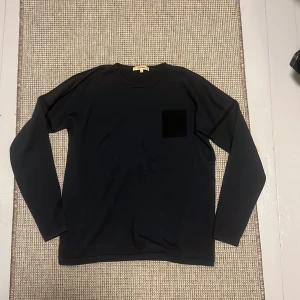 Blå långärmad tröja från Whyred - Blå långärmad tröja från Whyred i storlek L men passar betydligt mindre M-S. Riktigt skön och snygg med en ficka på bröstet. 