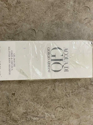 Acqua di Giò All Over Body Shampoo - Acqua di Giò All Over Body Shampoo från Giorgio Armani i en elegant, rektangulär glasflaska med ljusgul gel. Förpackningen är vit med silvertext och har en lyxig känsla. Perfekt för dig som gillar fräscha dofter och vill ha en exklusiv duschupplevelse.