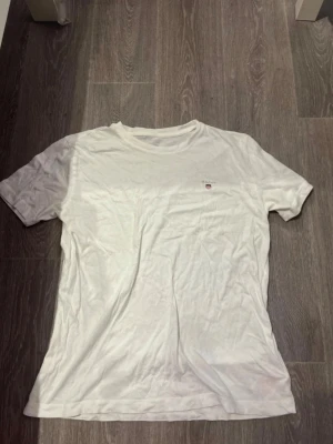 Gant tröja - Säljer en Gant tröja i storlek 170cm som ja skulle nog säga Storlek S. Fint skick bara en liten hål vid ärmen som ja inte vill sy ihop för vill inte göra fel elr något. Lätt att sy!