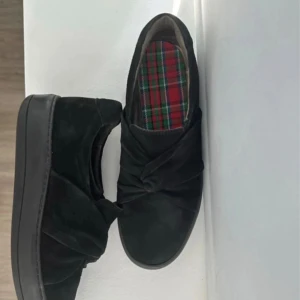 Svarta slip-on sneakers från Cobler 36-37 - Svarta loafers / sneakers i 36-37 från K. Cobler. Skorna är en egentligen 36or men är en aning stora i storleken och mer 37 än 36. Innersulan är utbytt.  Använda men är i bra skick med normalt slitage.  Se bilderna för skick. Kan såklart skicka fler vid behov.