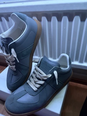 Maison margiela kvitto finns 43 - Ett par fina maison margielas i storlek 43, skick är bra (8/10), köpt 2024, kvitto (ÄKTHETSBEVIS) och låda finns. Skriv vid någon fundering🙏