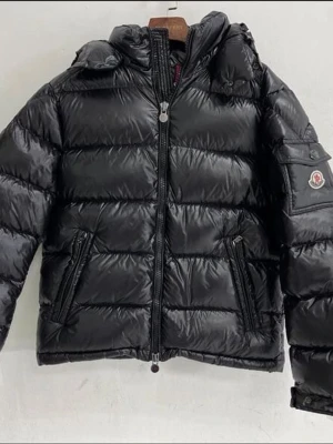 Moncler Maya - Helt ny och oanvänd Moncler Maya, 10/10 skick. Det är storlek 3 vilket motsvarar M/L. Bilderna är tagna i olika ljus, från bild 2-5 är de väldigt starkt ljus så jackan glänser, men den glänser inte så mycket i vanliga fall. Riktigt bekväm och varm för vintern. Den har fungerande Nfc som ni ser på bild 5. Rekommenderar starkt!
