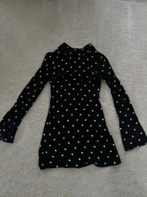 Prickig klänning  - Jätte fin prickig klänning från H&M. Öppen i ryggen men långa utsvängda ärmar. Aldrig använd 🖤🤍