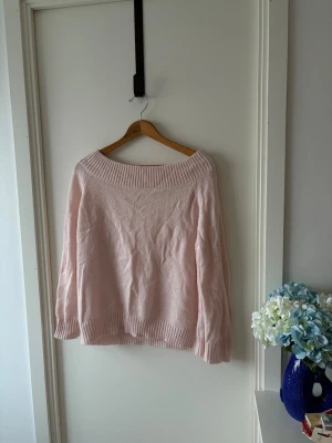 Ljusrosa off shoulder stickad tröja  - Mysig ljusrosa stickad tröja med bred ribbad krage och långa ärmar. Tröjan har ribbade muddar vid ärmslut och nederkant, vilket ger en snygg och avslappnad look.   Perfekt för kyliga dagar och enkel att matcha med jeans eller kjol.  One size, passar lite oversized för mig som vanligtvis bär M/L  Endast testad, al