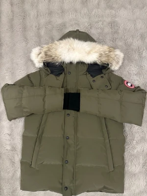 Militär grön Canada Goose dunjacka whyndham - Storlek M 📏 Skick som ny✅ Väldigt fin och fräsch jacka 🧥   Priset är ej hugget i sten 🪨 Först till kvarn!   Dust bag och påse med följer🙂 