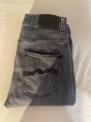Gråa nudie jeans - Snygga grå jeans från Nudie, storleken är 30/30 men passar även längre