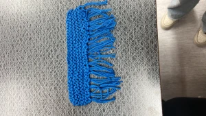 Gardin/disktrasa  - Oerhört fin gardin säljes då den inte kommer till användning lite mindre än en vanlig gardin som ni kan se på bild 3 jag har stickat den själv fraktas bara (29kronor) kan användas till dock hus kan även användas som en disk trasa