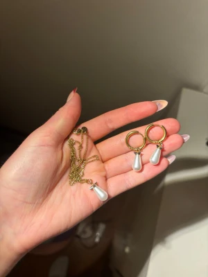 Maria Nilsdotter liknande smycken - Bilderna visar smycken som är lika dana som de från Maria Nilsdotter. Väldigt fin guld färg . Säljer båda smyckena tillsammans för 599. Pris kan diskuteras 