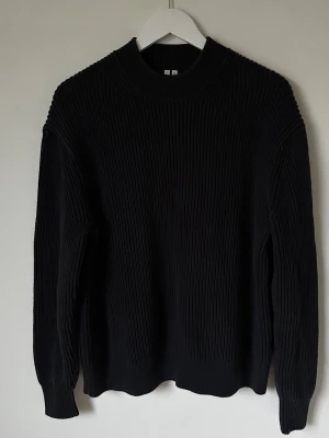 Mörkblå stickad tröja från ARKET - Säljer en mörkblå stickad tröja från ARKET i storlek S. Tröjan har en ribbad struktur, rund hals och långa ärmar. Perfekt för lager-på-lager under kyliga dagar. Materialet är mjukt och ger en skön känsla mot huden. 6Q7