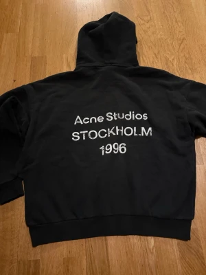 Acne studio stockholm  - bekväm och oversized hoodie som passar perfekt