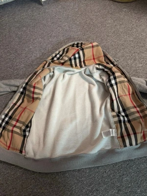 Burberry kofta  - Säljer min burberry kofta som tyvärr inte passar mig längre. Den är i väldigt bra skick och pris kan diskuteras 