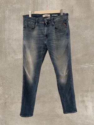 Replay Jeans - Säljer dessa Replay Jeans i fint skick, endast en liten defekt som ni kan se på sista bilden. De är i storlek 32/32, hör av er vid minsta fundering!