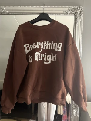 Gina tricot sweatshirt  - Säljer en sweatshirt från Gina. Den är använd några gånger men annars i väldigt bra skick.