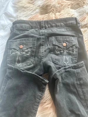 Svarta jeans med broderade fickor Gina Tricot - Säljer ett par svarta jeans från Gina Tricot i storlek 164. Jeansen har snygga broderade detaljer på bakfickorna och kopparfärgade knappar. Säljer för att de inte kommer till användning men bara använda fåtal gånger 💞🫰 kommer inte ihåg nypris men skulle gissa runt 400-500